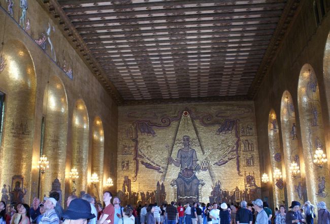 こちらは黄金の間で、ノーベル賞授賞パーティーの舞踏会の会場となる。<br />正面の壁画はメーラレン湖の女神。<br />