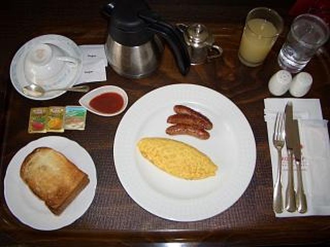 朝食は、ルームサービスを取ることにしました。アメリカンブレックファースト（２６００円）です。値段の割にはボリュームがなく、ちょっとがっかりしました。