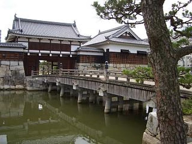 １５分ほど歩くと広島城の入り口で、最近修復された二の丸に着きました。しかし暑いです。まだ、水を買っていないので水分補給もできません。