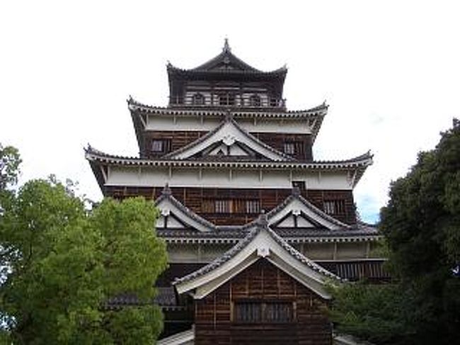広島城天守閣です。鉄筋コンクリートで復元されたものですが、戦争がなければ旧天守も残っていたみたいです。以前の天守は昭和６年に国宝に指定されていたみたいです。残念です。