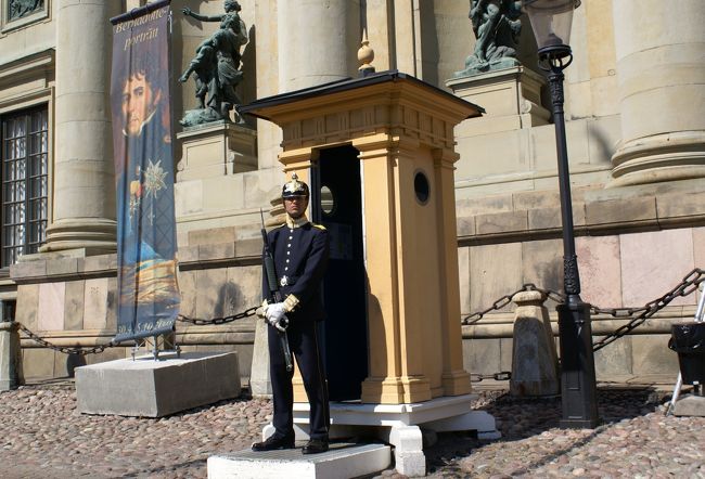 暑い中、衛兵が任務中。<br />