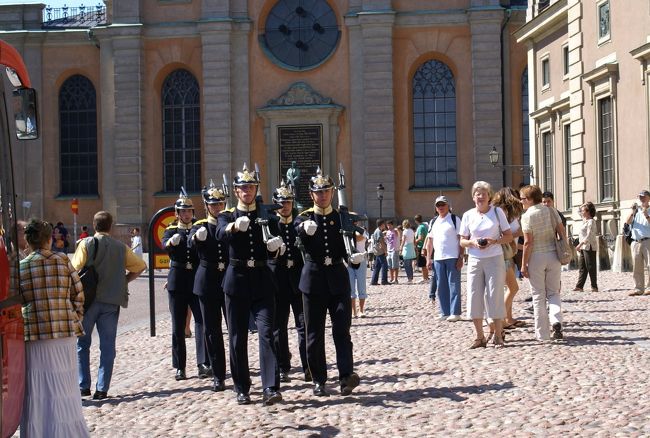 突然どこから現われたのか、衛兵の行進が始まって・・・<br /><br />ドンドン近付いて来る。<br />