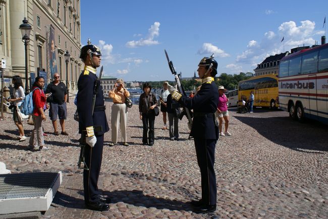 目の前で交替が始まった。<br /><br />