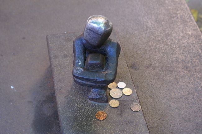 教会の裏庭にあった小さな像はアイアン・ボーイと呼ばれている。<br />コインが置かれて、頭を撫でると良い事があるのか？光っていた。<br />