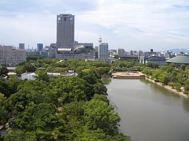 広島城天守閣からの眺めです。広島市民球場が見え、その奥に原爆ドームが見えます。ちっちゃいので写真では分からないと思います。<br />なお、天守の中はもちろん展示ペースになっているのでちゃんと見るとそれないに時間がかかります。ちなみに観覧料は３６０円です。