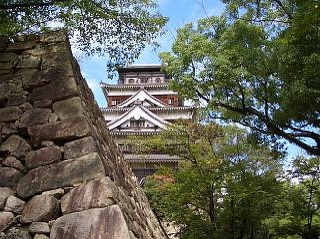 天守への入り口付近以外から天守閣が見えませんでしたので、裏手に回って石垣越しに一枚。時間もかなり経ちましたので、ホテル方面に向かいます。<br />