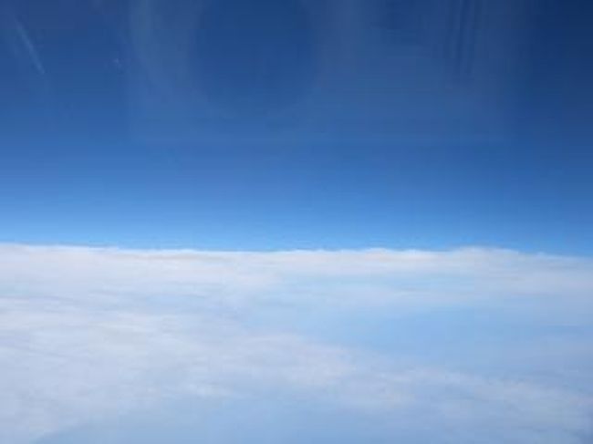 チェックイン時に座席を1Aにしてもらえたので、外を見ながらゆっくり過ごしました。綺麗なそらです。