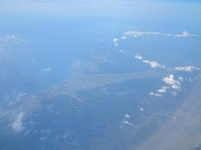 たぶん、能登半島だと思います。はじめて乗る路線ですので、結構楽しめました。ただ、いまいち天気が悪くすっきりと見えないのが残念です。