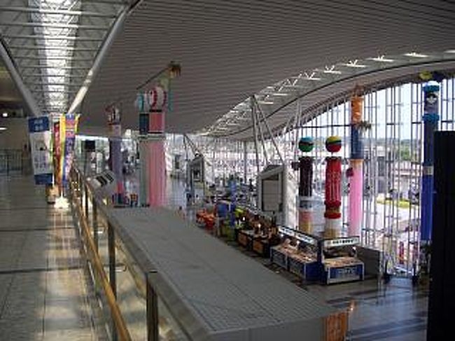 こちらは仙台空港です。七夕祭りですので、飾りものが空港にもありました。空港からは空港アクセス線を利用して、仙台駅に向かいます。２０分程度で着いたと思います。Suicaが利用できるので、いくらかかった良く覚えていません。