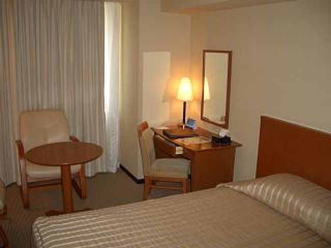 仙台での泊まりは、ホリデイイン仙台です。徒歩７，８分程度かかります。七夕祭りということなのか、1泊ダブルで１万円を超えます。夏休み＆七夕祭りですので、そんなものですかね。ビジネスホテルといった感じでした。