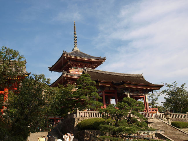 欧州系の観光客が目立ちました<br />西門と三重塔