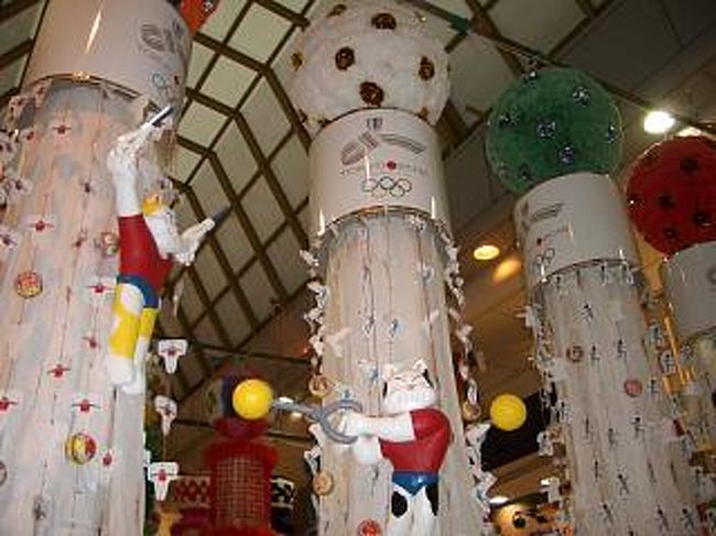 東京オリンピックの誘致飾りでしょうか。白をベースにしている飾りが結構、綺麗です。
