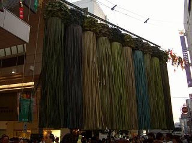 こちらは銀賞の飾りそうです。ねぶた祭りといっしょで、飾りに賞をつけているのですね。知りませんでした。綺麗にとれていませんが、グリーンが印象的でした。