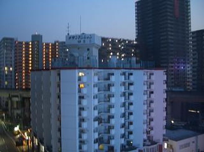 仙台といえば、やはり、牛タンですのでホテルから５分程度の「伊達の牛たん本舗」さんに向かいます。有名なのか結構込んでいたので、周辺を散策し、時間をずらして、入りました。カウンター＆テーブルの構成です。牛たん定食（１４７０円）、生ビール大（７３５円）を頂きました。噛み応え、味もありおいしかったです。定食はご飯がお替り自由でした。お腹を満たし、夜の買出しも済ませ、オリンピックを見ながら、お酒を飲み、本日は終了です。<br /><br />ちなみに写真はホテルからの風景です。<br />