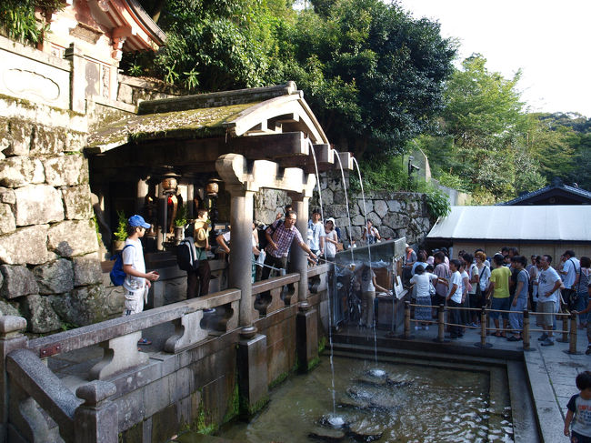 音羽の滝<br />古来黄金水、延命水とよばれ ”清め”の水として尊ばれたそうです。