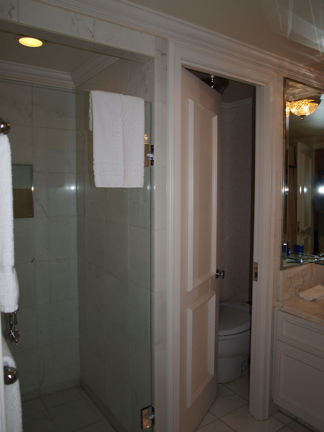 清潔なバスルーム<br />シャワーブースと浴槽は別々です。