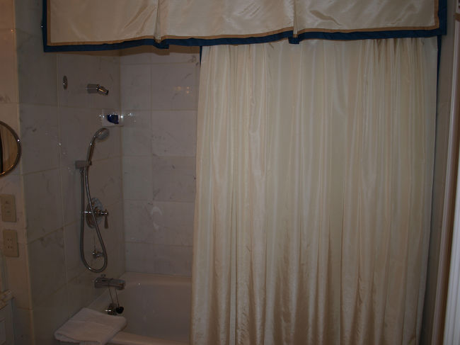 ゆったりとした浴槽。<br />ゆっくり休んで明日はホテルマン体験です。<br />初日はこれでおしまいです。