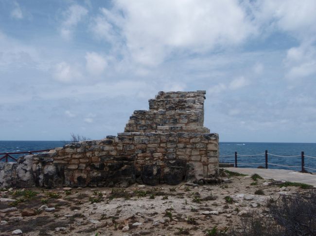 その先っぽには、何に使われたかもよくわかりませんが、大西洋を眺めるマヤの遺跡があります。