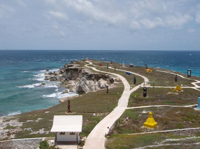 そのイスラ・ムヘーレスの東の先っぽ、こんな感じでモダンアートも屋外に展示されています。