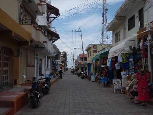 ガラフォン公園を後にしてイスラ・ムヘーレスのダウンタウン?へ。土産物屋が中心ののどかな街並みです。