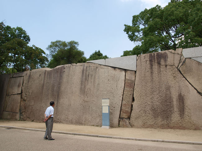 桜門入ってすぐ正面の巨石、蛸石<br />36畳あるとのことです