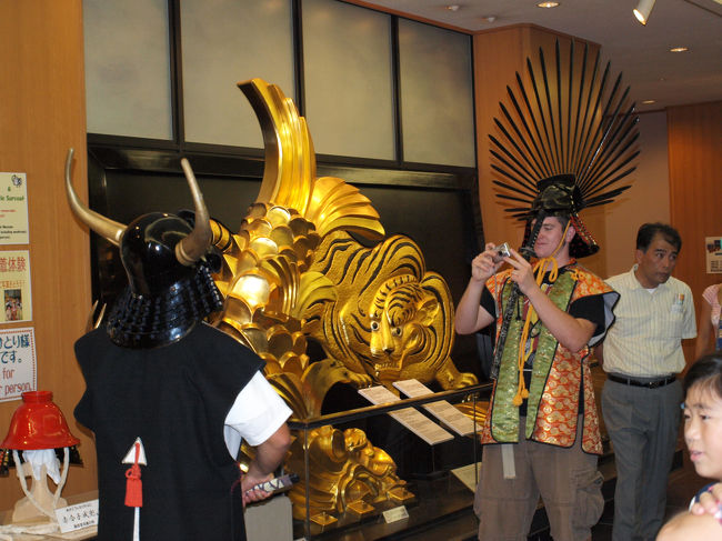 兜や陣羽織の試着体験ができます。<br />子供が試したいということでやらせてみたら兜が重すぎてふらふらしていました。<br />外国人にも人気でした。やはりこれくらいがっちりした人でないとだめですね。