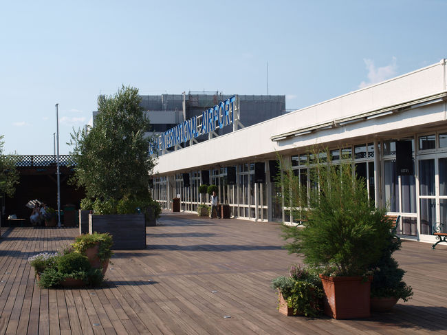 大阪伊丹空港へやってきました。<br />空港でたこ焼きを食べ、お土産売り場へ。<br />蓬莱の豚まんと餃子を購入。<br />チルトの豚まんは空港と新大阪駅でしか買えません。