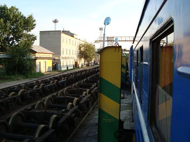 「いい人の国モルドヴァ」 <br />モルドヴァという国があることすらつい最近まで知らなかった。。。 <br />そんな国に自分がいることが不思議だ。。。 <br />首都はキシニョウという覚えにくい名前だった。。。 <br />キシニョウまではウクライナのオデッサという町からバスに乗ってやって来た。。。 <br />第一印象はとりあえず人がよかった。。。 <br />着いたバスターミナルで次に右に行ったらいいのか左に行ったらいいのかわからずキョロキョロしてると通行人の男性が声を掛けてくれる。。。「どこに行きたいの？」って。。。 <br />鉄道駅に行きたかったのでそこ事を伝えるとバスに乗らないといけないと教えてくれる。。。 <br />乗りたかったがまだモルドヴァのお金を持ってないのに気づき、両替所を探してると若くてきれいな女性が「may I help you?」って。。。 <br />両替がしたいというと両替所を教えてくれる。。。 <br />こちらから聞かぬとも声を掛けてくれるなんて同じロシア圏のロシアやウクライナでは考えられなかった。。。 <br />両替も無事済ましバス停に行き男性に何番のバスに乗ればいいか聞くと、俺もそっちのほうだから一緒のに乗ればいいと言って、彼と同じバスに乗る。。。 <br />運転手にお金を払おうとするとすでに彼が払ってくれていた・・・ <br />大したことない金額だがそのやさしさは大きかった。。。 <br />しかしモルドヴァは見所がない・・・ <br />見所がないと観光客が少ない・・・ <br />観光客が少ないと安宿がない・・・という悪循環のスパイラスになってしまう・・・ <br />ネットで探してた比較的安い宿に行くとクローズしていて、少し高かったが貸しアパート、日本で言うレオパレス？？？みたいなのが１泊単位で貸してくれるので３２ユーロ５５００円ぐらいで１泊借りた。。。 <br />どんなボロアパートかと思うと、外観はかなり古かったが中は３つ星４つ星ぐらいのきれいな部屋で大きなキッチンも付いていた。。。 <br />久しぶりに快適な宿泊ライフを味わえた。。。 <br />次の日に郵便局に行くと、俺が入り目が合うと局員の女性が手を振ってきた。。。 <br />そんな対応をされたことも始めてだったのでうれしいや少し照れるや・・・ <br />すれ違う人たちも好意も目で見てくれてるのが伝わってくる。。。 <br />数日いてれば友達もできそうな感じだったが、なんせ見るところはなく宿は高いということで１泊で出てしまった・・・ <br />でもいい人の国モルドヴァはいい思い出になった。。。 <br /><br />写真：国によって線路の幅が違うので、車体を持ち上げて車輪交換 <br />