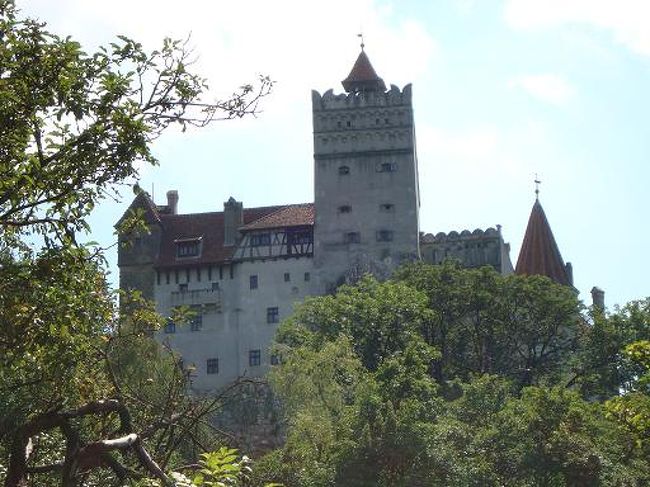 「ドラキュラ伝説はルーマニアだった」 <br />ルーマニアの首都ブカレストから電車で３時間のところにブラショフという町があり、そこからまたバスで１時間行ったところにブラン城というお城がある。。。 <br />このお城は1377年に建てられ、ドラキュラの城として有名になった。。。 <br />周りは緑豊かな風景が広がる高台にその城は建っている。。。 <br />ドラキュラといわれたヴラド・ツェペシュはオスマン朝軍の兵士を杭で串刺しにして並べるという残虐な持ち主だったようだ。。。 <br />しかし今では観光地になり多くの観光客が訪れ、そんな恐ろしい雰囲気は微塵も感じられないが、夜雨でも降って雷でも響けばかなりの雰囲気のでそうな場所でもあった。。。 <br /><br />俺がガイドブックを片手にブカレストの街を散策してると自称イスラエル人が話しかけてくる。。。 <br />ガイドブックを持ちながら歩いたらダメだよ。。。ここら辺りは治安が悪いんだから。。。 <br />ここら辺りはジプシーが多くて今朝も２人襲われてたよ・・・ <br />それに今日の１４時以降３日間ぐらいは列車のチケット売り場とかも閉まるから、移動するなら今のうちにチケット買っておいたほうがいいよ。。。 <br />でももうチケット持っていたのでそのことを言うと、シートそれともベットと聞いてくる。。。 <br />シートのほうが安かったのでシートを買っていた。。。そうするとなんてことだ・・・ <br />シートなんてジプシーの巣窟だよ。。。以前シートで殺された人もいるんだから。。。 <br />すぐにチケットセンターに行ってベットに変えるべきだ。。。 <br />交換する気なんてなかったが、好意だったら無にすることもできず、じゃ後で駅に行ってみるよと言うと、駅は交換できない。。。 <br />交換できる場所を教えてくれるが、タクシーで行かないとダメだ。。。 <br />どうして？と聞くと、こんな危険な道を歩いていくのか？政府系のタクシーは安いから乗っていけ。。。 <br />お金ないからいいよ。。。大きい声でお金の話をするな。。。行けばATMがあるから下ろせばいい。。。 <br />途中から嘘とわかっていたが、暇だから少し相手にしていたが、疲れてきたので切り上げた。。。 <br />何なんだ？？？新手のタクシーのぼったくりか？？？タクシーの運転手ではなかったが共謀？？？ <br />ガイドブック片手に歩いていたから旅慣れてないやつがいてると思われたのか？？？ <br />こっちももう５０カ国以上旅してるし、街を歩けば人を見ればだいたい雰囲気はつかめると思ってる。。。 <br />ブカレストはまったく危険な雰囲気はない。。。 <br />むしろかなり安全な街さえ思えた。。。 <br />次の国に移動するために夜行に乗り込むとボックスシートになっていて６つのシートがある。。。 <br />１番に入ったので１人でいると３−４人の女が入ってくる。。。 <br />ここのシートは何番？と番号がわからないようで１つ１つ番号を確認してる。。。 <br />ここは○○番号だから、チケットは何番なんだと聞くと、答えずに少しずつ俺のほうに寄ってきたと同時に声を出し「NO」と言って俺は押し出した。。。 <br />そう彼女たちはシートを探してる振りをして俺の荷物と財布に近づいてきてた。。。 <br />もちろん被害はないが、人が親切で番号教えてやろうとしてたのに・・・ <br />荷物に近づいてきたことに気づくまでに数十秒かかってしまった・・・ <br />本日まだまだ未熟者・・・ <br /><br />写真：ドラキュラ城（本当の名前はブラン城） <br />