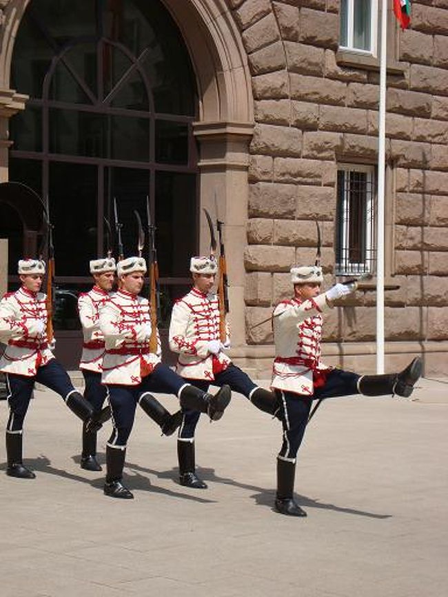 「ブルガリアと言えば・・・」 <br />ブルガリアと言えば琴欧州？？？ <br />確かに間違ってはいない。。。彼もとてもがんばってる。。。 <br />横綱まで射程圏内にもはいってきてる。。。 <br />日本人力士が不甲斐ないなか、外国人力士はがんばってる。。。 <br />でも違う。。。 <br />ブルガリアと言えばストリップ？？？ <br />確かにあった。。。行った。。。見た。。。楽しんだ。。。 <br />たわわな胸が大きめのお尻が目の前で天女の舞のように舞っていた。。。 <br />ここは天国か極楽通りか？？？夢か幻か？？？ <br />ポール１本で見事なポールダンスも見事だった。。。 <br />でも違う。。。 <br />ブルガリアと言えば・・・そうヨーグルトなんだ。。。 <br />ヨーグルトと言えばブルガリアなんだ。。。 <br />単純と言われようがそうなんだから仕方ない。。。 <br />街の中にはいたるところにヨーグルト専門店があって、自家製のヨーグルトが所狭しと置いてあり、いろいろな種類のヨーグルトが楽しめる。。。 <br />ヨーグルト好きには天国のような場所がそれがブルガリア。。。 <br />だと信じて止まなかった。。。 <br />しかし実際はヨーグルト屋なんて見当たらない・・・ <br />街にはヨーグルトなんてスーパーに市販のものが少し置いてあるぐらいだった・・・ <br />ヨーグルトが氾濫してない・・・ <br />なぜだ？？？ <br />ヨーグルト＝ブルガリアは日本人が作りあげた幻想なのか？？？ <br />♪明治ブルガリアヨーグルト♪ <br />そっか明治製菓の陰謀か？？？ <br />ブルガリアで自慢のヨーグルトを食べるという夢・・・ここに散る・・・ <br /><br />写真：ブルガリア兵士の行進 <br /><br />今までの写真があるので、暇な方はどうぞ。。。 <br />http://photos.yahoo.co.jp/tommy19_masa<br />