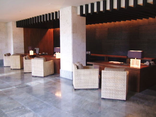 チェックインはこちらで〜<br /><br />宿泊は16歳以上<br />静かな空気が流れてます。