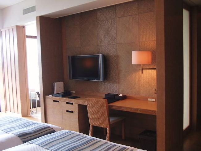 ベッドの向かいにはカウンター<br /><br />寝転びながらテレビを観ることが出来ま〜す。