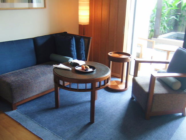 窓際のソファー