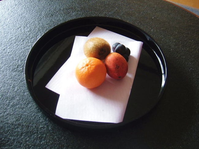 テーブルの上にはウエルカムフルーツ<br /><br />オレンジ、キウイ、葡萄、マンゴー<br /><br />このマンゴーは美味しいんですが、道の駅で10個で800円程度で売ってたんですよね〜<br />見た目が悪いので安っぽく見えます・・・