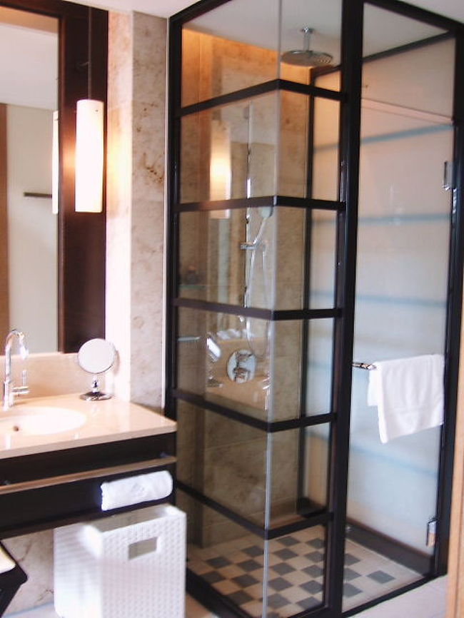 シンクの横にはシャワーブース