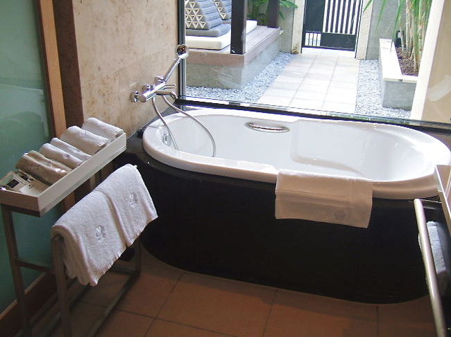 バスルームの窓側にはバスタブ<br /><br />タオル、ボディータオル、バスソルトの用意がありました。<br /><br />ブラインドを降ろして利用できます。