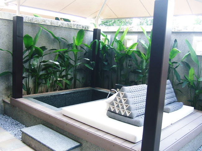 お部屋のテラスにはプライベートジャグジー<br /><br />お湯が溜まるのに時間がかかりました・・・