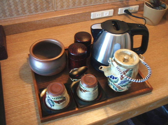 お茶やコーヒー類の用意もありません。<br /><br />お茶はお願いして持って来て頂きました。<br />（10円饅頭を買ってきたので、やっぱりお茶でしょう〜〜〜）<br /><br />この茶器はショップで12,000円くらいで販売してました。<br />