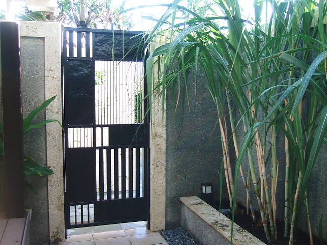 ジャグジー横にはプールへ続く扉<br /><br />この扉も自動ロックされますのでセキュリティーは安心ですね〜