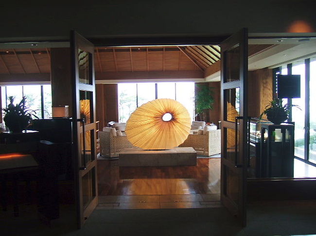 【ラウンジ】<br /><br />雨が降ってきたのでプールから上がって、少し空いたお腹を満たしましょう♪