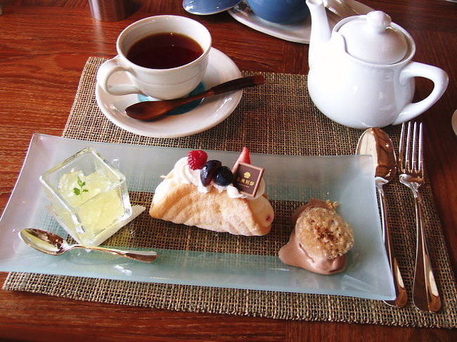 ケーキセット　1,500円（税・サ込）<br /><br />ケーキにはアイスクリームとゼリーが付いてきます。<br />持ってきてくれた時には融けかかってたアイス・・・<br /><br />紅茶もイマイチでした（残念・・・）