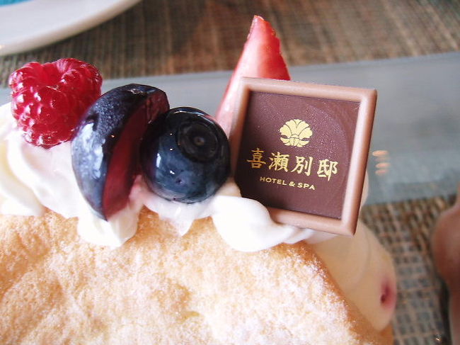 チョコにも喜瀬別邸のロゴ<br /><br />ケーキは美味しかったですよ〜<br /><br />スタッフ２名がいらっしゃいましたが、不慣れな印象でした。