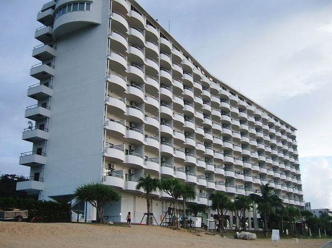 ビーチにも行きたいって言う事で「喜瀬ビーチパレス」に送って頂きました。（無料送迎）<br />車で５分程度。<br /><br />こちらのホテルは同経営なので、プライベートビーチを利用することができます。<br /><br />写真はビーチから見たホテル<br />