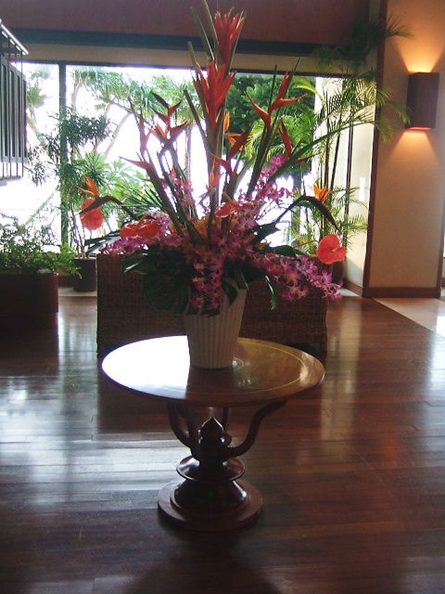 喜瀬ビーチパレスのロビーに飾られてたお花☆<br /><br />お迎えもフロントに電話をお願いしてロビーで待つことになります。