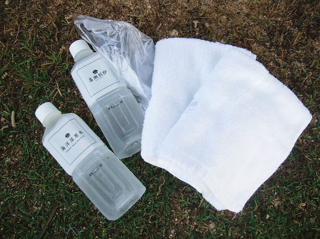 ビーチまでの送迎をお願いした際に、タオル・ミネラルウォーター・ナイロンの袋を喜瀬別邸の布製トートに入れて渡してくださいました。<br /><br />ナイロンは拾った貝殻を入れてくださいね！ですって♪<br />ちょっとした心遣いが嬉しい〜〜〜