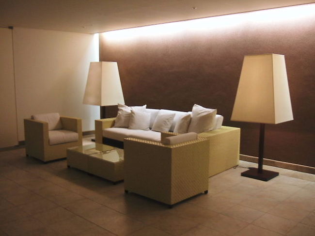 お部屋までの通路にはソファーセットが１か所