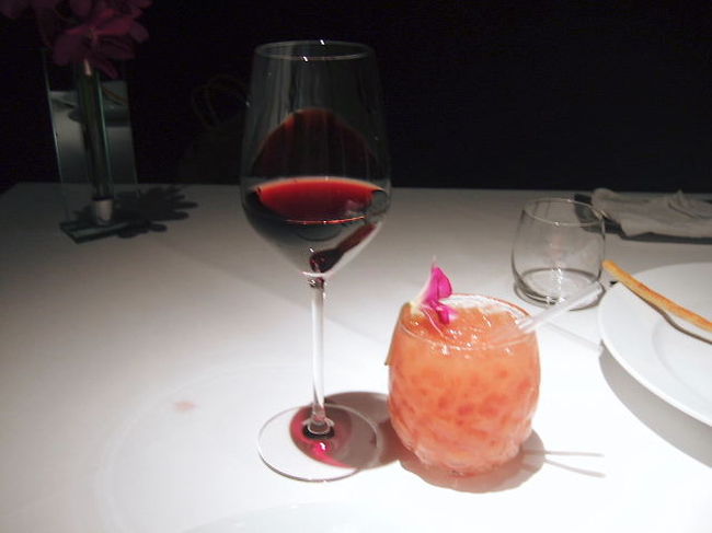 ディナーは【リストランテ・ちゅらぬうじ】<br /><br />ワインとグァバジュース<br /><br />こちらでは３種類のグラスワインが用意されてました。<br />イタリアとアメリカのワインを頂きましたが、共に美味しかったで〜す。