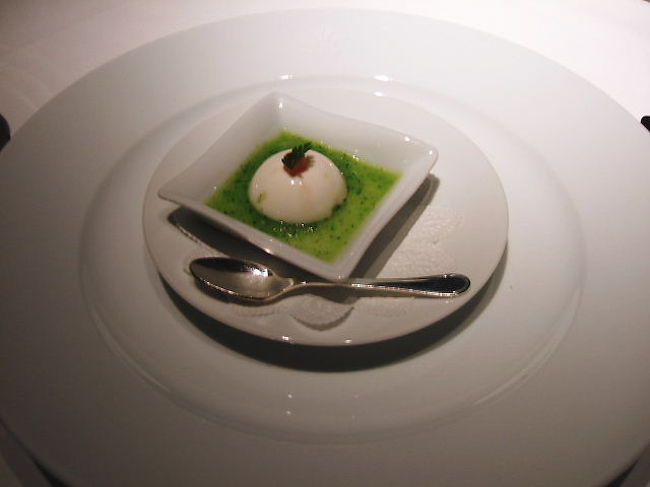 今回はアラカルトで３品をオーダー<br /><br />こちらはサービスの前菜