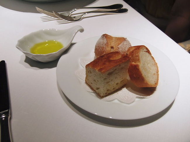 サービスのパンは３種類<br /><br />温かくって３種類とも美味しかったです。<br />（お替り可）