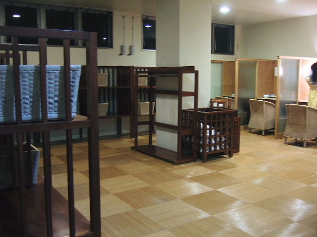 こちらからお願いしてロッカーの鍵を貸して頂きます。<br /><br />夜遅くって誰も居ないからかしら？<br />不満の残る対応が残念でした(ー_ー；)